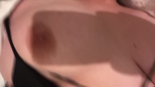 Je joue avec mes tétons