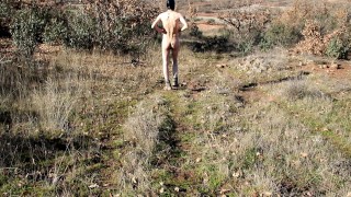 Paseando desnudo por el campo