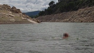 Guy swims with anal plug in lake
