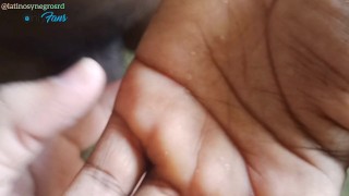 Le saco toda la leche a mi vecino de su enorme y gruesa verga.