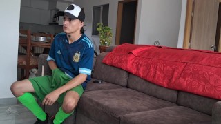 INVITO AL VECINO A VER EL FUTBOL Y TERMINÓ VIENDO PORNO