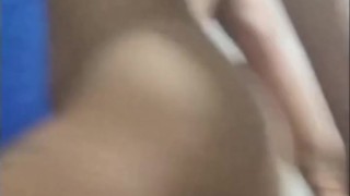 cabalgo a mi hermanastro hasta sacarle toda la leche