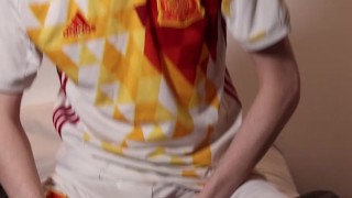 JE TE PISSE DESSUS ET T'INSULTE EN TENUE DE FOOT