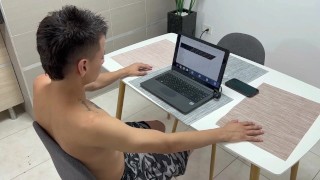 La primera polla que entra en el pequeño coño de mi tímida hermanastra.