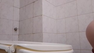 Latina muestra su cuerpo perfecto en el baño mientras se toca sus partes íntimas