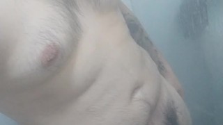 Macho peludo cachondo en la ducha