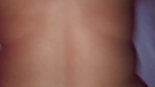 😈Llamo a mi camarero por una toalla y termino follandomelo rico😈