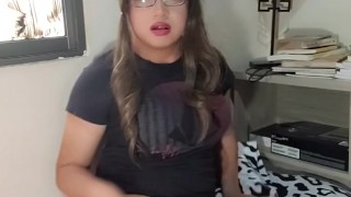 Estoy con ganas de follar y me masturbo para calmar las ganas.