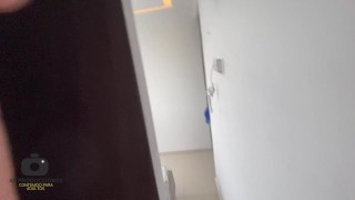 Espio a escondidas a mi linda hermanastra mientras se ducha y termino cogiendola mas duro que su nov