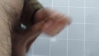 Hetero Handjob on a shopping bathroom