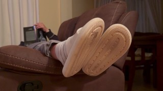 Te ignoro mientras leo un libro para que te masturbes mientras miras mis pies