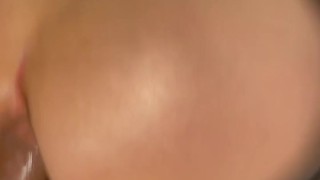 Linda chica se deja follar después de una sección de fotos