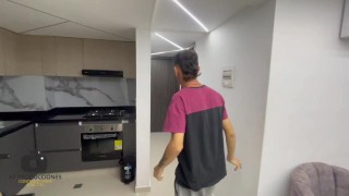 Espio a mi madrastra MILF mientras toma un baño y hace que me le venga en sus grandes tetas.