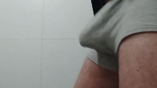 Hombre masturbándose mientras baila