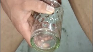 hombre joven desesperado pissing, largo y placentero, orinando en un vazo plastico, pene venozo