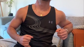 Caliente después del gym. Papi latino con gran polla y huevos cargados de leche esperando a puta