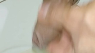 hombre joven desesperado pissing, erección matutina, primer plano