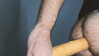 Expandiendo mi ano con dildo largo