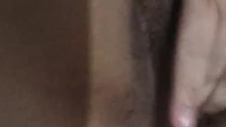 Adoro esfregar minha bucetinha virgem e molhadinha