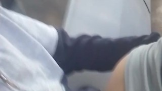 Cogiendo al lado del auto en estacionamiento privado