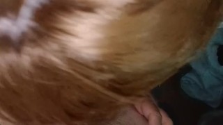 Rubia me la chupa al lado de la PC en vivo