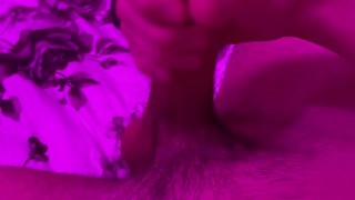 Молодой дрочит большой и волосатый член