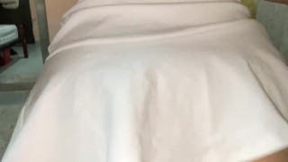 ME LA COJO EN FALDITA