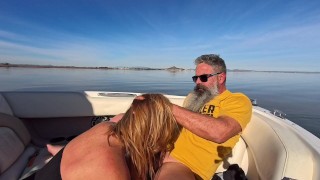 Esta rubia se pone cachonda en el barco.