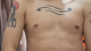 Twink se masturba frente al espejo hasta casi correrse