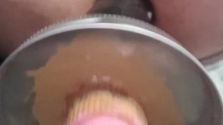 Papa fickt sich mit seiner Maschine in den Arsch