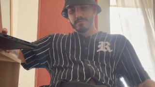 Grabarme mientras me hago la paja viendo mis videos me pone muy arrecho