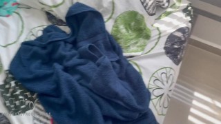 Le paso la toalla a mi linda hermanastra como pretexto para cogermela duro y venirme en su culo.