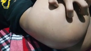 Femboy con falda juega con sus manos