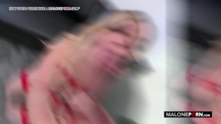 El novio de mi mamá me coge por el culo!