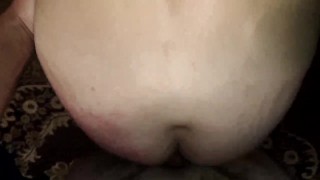 Разбудил среди ночи поставил раком поимел шлюшку и залил спермой пизду