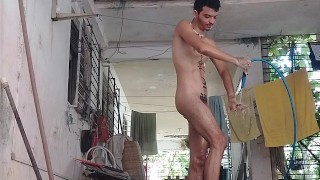 Tomando banho de mangueira