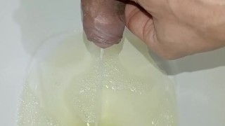 hombre desesperado pissing, gran erección y venas brotadas