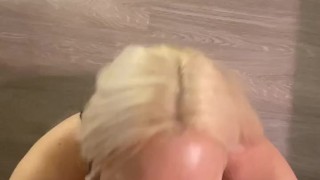 берёт в рот и получает первый анал