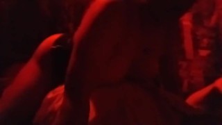 Decidimos buscar un cuartito para coger en medio de una fiesta