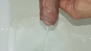 Gran polla sin cortar, orinando en un baño público POV. pissing desesperado
