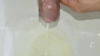 Gran polla sin cortar, orinando en un baño público POV. pissing desesperado