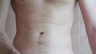 Je jouis dans ma salle de bains !