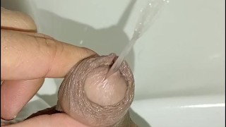 pissing desesperado en un baño publico casi me pillan