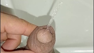 pissing desesperado en un baño publico casi me pillan