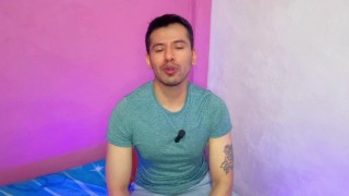 Futbolista hetero pone a que el joven mesero le haga sexo oral a su vergota en los baños publicos!