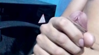 Good cumshot with lots of cum from this sexy guy