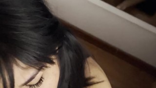 Chica despierta dando una mamada