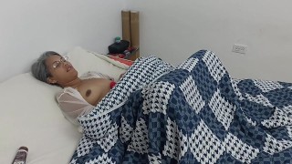 I surprise my stepsister in bed masturbating and I get into her sheets - Porn 100% in Spanish.