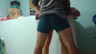 Una encuentra fotos sucias en el celular de su caliente hermanastra y se la folla