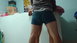 Una encuentra fotos sucias en el celular de su caliente hermanastra y se la folla